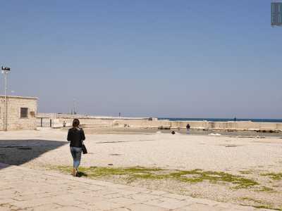 Continuiamo a scarpinare lungo via Morte. Qualche decina di metri ancora e, incastrata tra le palazzine, parte una piccola scalinata che ci porta sull'approdo di Sant'Andrea, dove i claustrofobici vicoli lasciano spazio al panorama che si apre sul mare